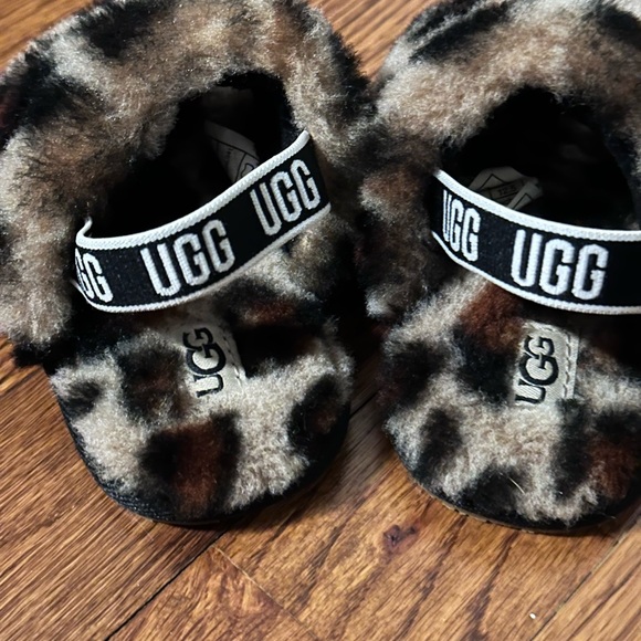 UGG Kids' Fuzzy Leopard Print Slippers - Picture 2 of 4